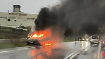 Αυτοκίνητο τυλίχθηκε στις φλόγες στη Λάρισα, δείτε βίντεο