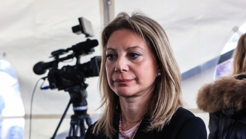 Μαρία Καρυστιανού: Τα μηνύματα από το «ξεκινάμε» για το κόμμα της - Ο πρώτος πληθυντικός, η κλεψύδρα και το λευκό περιστέρι