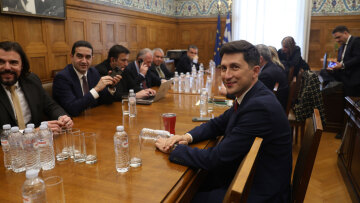 Το ΠΑΣΟΚ θα καλέσει τη ΝΔ να ψηφίσει την άρση της ασυλίας των βουλευτών, επιμένει για πρόωρες εκλογές - Τι συζήτησαν στην κοινοβουλευτική ομάδα
