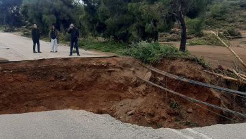 Ένας νεκρός και πλημμυρισμένα σπίτια από την κακοκαιρία στην Αττική: Άνοιξε τρύπα κοντά στη Μαραθώνος, κατέβηκε το βουνό στη Νέα Μάκρη