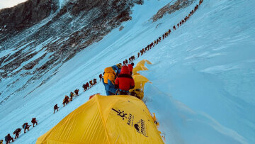 Απάτη 20 εκατομμυρίων δολαρίων στο Έβερεστ: Δηλητηρίαζαν ορειβάτες για να δικαιολογούν αεροδιακομιδές!
