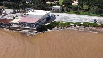 Ο Νότιος Ευβοϊκός έγινε καφέ λόγω της κακοκαιρίας Erminio: Τόνοι λάσπης και φερτά υλικά στη θάλασσα, εντυπωσιακά πλάνα από drone
