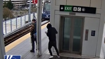 Σοκαριστικό βίντεο από σταθμό τρένων στο Σιάτλ: Νεαρός πλησιάζει άνδρα και προσπαθεί να τον σπρώξει σε διερχόμενο συρμό