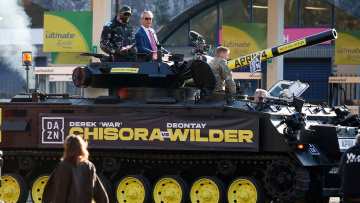 Αυτό θα πει ιστορική... έξοδος: Βρετανός πυγμάχος πήγε στην press conference του τελευταίου του αγώνα με τανκ, βίντεο 