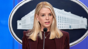 «Πατριώτισσα και φίλη» αποκαλεί ο Τραμπ την υπουργό Δικαιοσύνης Παμ Μπόντι που έδιωξε - Δυσαρέσκεια για την υπόθεση Επστάιν