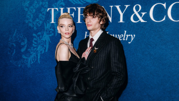 Η Άνια Τέιλορ Τζόι και ο Μάλκολμ ΜακΡέι συμπλήρωσαν τέσσερα χρόνια παντρεμένοι: Είσαι καλύτερη από μένα σε όλα, γράφει εκείνος
