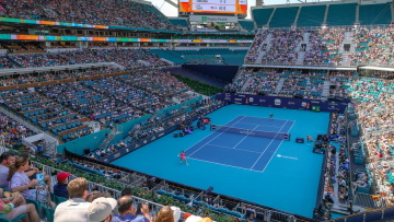 Η εντυπωσιακή μεταμόρφωση του «Hard Rock Stadium» του Μαϊάμι από γήπεδο αμερικανικού ποδοσφαίρου σε court του τένις, βίντεο