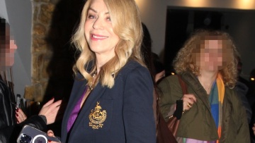 Η Έλλη Στάη με ανοιξιάτικο σύνολο στο θέατρο