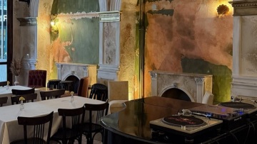 Στο Flying Horses για μύδια alla Francaise, burger με γκοργκοντζόλα και εκλεκτά γαλλικά κρασιά