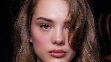 «Blurry Make-up»: Γιατί επικρατεί στις τάσεις του μακιγιάζ για το 2026
