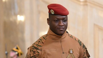 Ξεχάστε τη Δημοκρατία, δεν κάνει για εμάς, λέει ο ηγέτης της χούντας της Μπουρκίνα Φάσο
