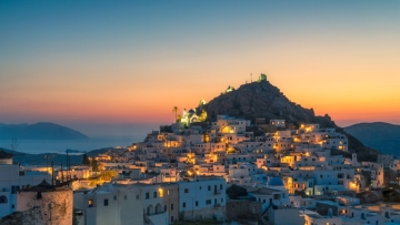Ελληνικό νησί αποτελεί πόλο έλξης για τη νέα γενιά ταξιδιωτών: «Η Χώρα του από τις πιο όμορφες των Κυκλάδων»