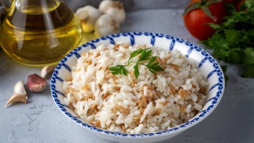 Γιατί σφίγγει το ρύζι στο ψυγείο – Και πώς μπορούμε να το αποφύγουμε
