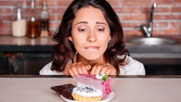 Πώς θα αντισταθούμε στον πειρασμό της ζάχαρης – Το κόλπο που προτείνει ψυχολόγος
