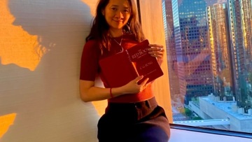 Κλόι Ζάο: Γιατί η σκηνοθέτρια του «Hamnet» εκπαιδεύτηκε για να γίνει «σύμβουλος θανάτου»