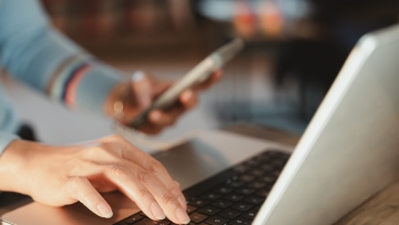 Το διαδίκτυο μας «καταπίνει»: Περνάμε 44 χρόνια μπροστά από τις οθόνες και πέντε χρόνια μόνο σε feeds, notifications και scrolling