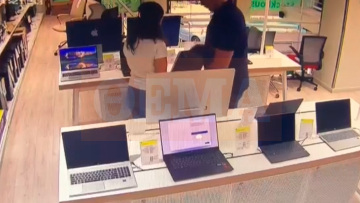 Έμπαιναν σε καταστήματα ως πελάτες, έκοβαν τα αντικλεπτικά και άρπαζαν κινητά και laptop, δείτε βίντεο 
