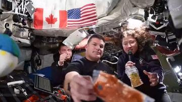 Πλησιάζει τη Σελήνη το Orion, όλα ΟΚ εκτός της... τουαλέτας: Πώς αντιμετωπίζουν η NASA και οι 4 αστροναύτες το μόνο πρόβλημα της αποστολής