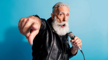Οι 70χρονοι που βλέπουν διαφορετικά τη ζωή – Και κάνουν μαθήματα stand up comedy
