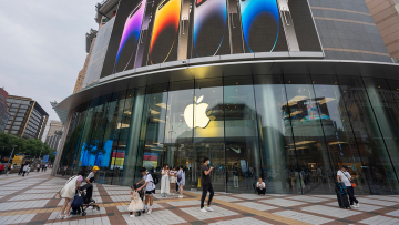 Apple: Από ένα γκαράζ στην κορυφή του κόσμου – Στα 50 της χρόνια με 465 δισ. έσοδα απέναντι στην πρόκληση της AI