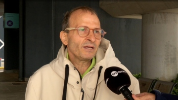 Το ελληνικό The Terminal: Άστεγος με το σκυλάκι του ζει εδώ και δυο μήνες στο αεροδρόμιο Μακεδονία