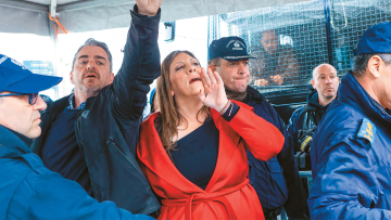 Η δίκη για την τραγωδία των Τεμπών: Πυρά από δικαστές και συγγενείς θυμάτων για την εκτός ελέγχου Κωνσταντοπούλου