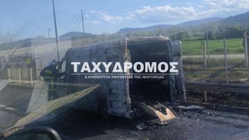 Κάηκε ολοσχερώς ασθενοφόρο του ΕΚΑΒ Βόλου που μετέφερε 12χρονο  στην Αθήνα
