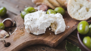 «Πόλεμος» ΗΠΑ - ΕΕ για τα τυριά: «Για τους Αμερικανούς η φέτα είναι απλώς ένα λευκό τυρί, για την Ευρώπη, προϊόν που αναφέρεται στην Οδύσσεια»