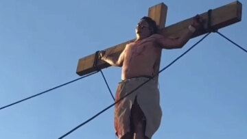 Μεξικό: Πανικός στην αναπαράσταση της σταύρωσης - Ηθοποιός έπεσε από τον σταυρό του ληστή
