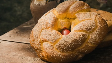 Λαμπροκουλούρα (πασχαλινό ψωμί)