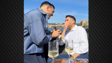 Ο Ιάσονας Μανδηλάς έκανε πρόταση γάμου στον σύντροφό του, δείτε βίντεο