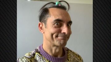 Ο Αλέκος Συσσοβίτης έδειξε το νέο του look: Όταν έχεις βαφτιστήρα κομμώτρια, έγραψε
