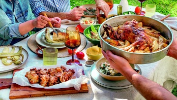 Γιατί τρώμε τα ίδια φαγητά κάθε Πάσχα; Τι λέει η επιστήμη για τα έθιμα