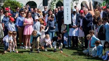 Μαθήματα πλουτισμού από τον Τραμπ σε παιδιά: Θα σας υπογράψω αυτόγραφα, να τα πουλήσετε στο eBay και να βγάλετε 25.000 δολάρια

