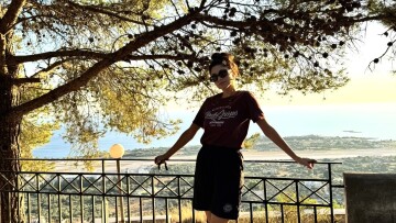 «Οι πιο αυθεντικές γωνιές όπως τις έμαθα από έναν ντόπιο»: H Κεφαλονιά της τραγουδίστριας, Αφροδίτης Χατζημηνά