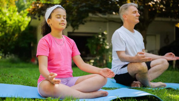 Πώς η γιόγκα βοηθά τα παιδιά στο φάσμα του αυτισμού – Η ειδικός εξηγεί
