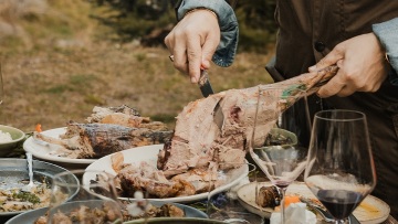 Λαμπρή με αρνί ή κατσίκι; Τι επιλέγουμε και πώς θα βγει ζουμερό σε φούρνο ή σούβλα