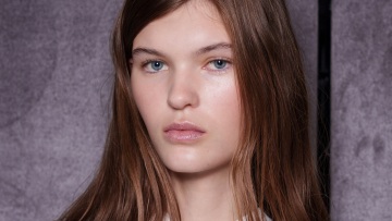 Λεπτά μαλλιά: Τα μυστικά που θα σας βοηθήσουν να τα περιποιηθείτε σωστά
