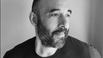 Κυριάκος Χαρίτος: Στο βιβλίο «Γράμματα στην Παναγία», η μητέρα του Θεανθρώπου γίνεται σιωπηλή δέκτρια μικρών εξομολογήσεων