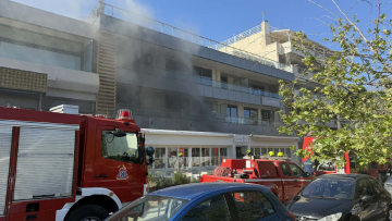 Φωτιά σε εστιατόριο στη Γλυφάδα, επί τόπου η πυροσβεστική - Δεν υπήρξαν τραυματισμοί 