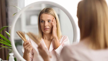 Γιατί τα μαλλιά «αδυνατίζουν» και αραιώνουν με την ηλικία; Πώς θα το αντιμετωπίσουμε
