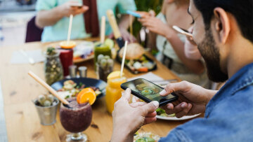 Πώς οι influencers ‘’σκότωσαν’’ τα μικρά μαγαζιά της γειτονιάς