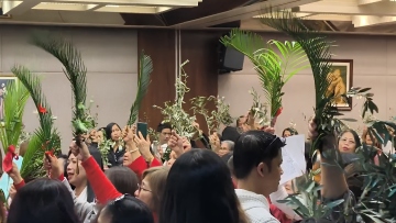 «Ωσαννά» στη στοά της Τρικούπη: Η διαφορετική Κυριακή των Βαΐων των Καθολικών Φιλιππινέζων της Αθήνας, δείτε βίντεο