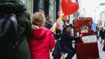 Ο άνθρωπος με τη λατέρνα: Ποιος είναι ο κ. Σπύρος που κρατά ζωντανή τη «ψυχή» της Ερμού εδώ και 26 χρόνια
