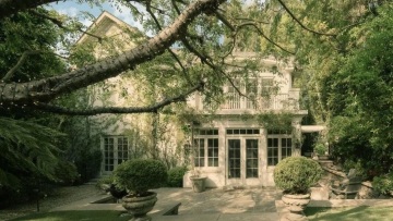 Τζένιφερ Λόρενς: Μια επίσκεψη στην πολυτελή πρώην έπαυλή της που πωλείται ξανά - Το υπαίθριο τζάκι και η πισίνα