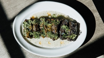 Ντολμαδάκια φούρνου με λεμονάτη σάλτσα από τον Αθηναγόρα Κωστάκο