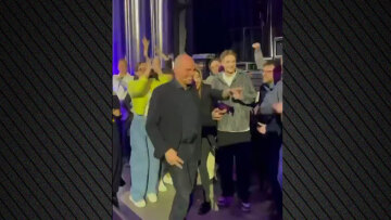 Ο Γιάνης Βαρουφάκης γίνεται viral στη Μόσχα χορεύοντας techno κομμάτι με το όνομά του, δείτε βίντεο 