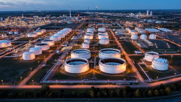 Οι τιμές τραβούν την ανηφόρα σε πετρέλαιο - αέριο, καθώς ο Τραμπ απειλεί και οι Ιρανοί στήνουν ανθρώπινες ασπίδες: Πού ποντάρουν οι αγορές