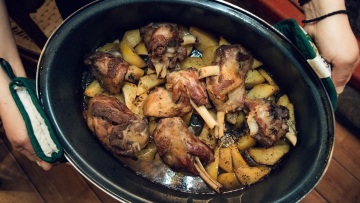 Αρνί με πατάτες στη γάστρα της ταβέρνας Ιωσήφ στα Μαγούλιανα