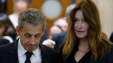 Κάρλα Μπρούνι: Η παρουσία της στο εφετείο για τον Νικολά Σαρκοζί που συζητήθηκε, δείτε φωτογραφίες